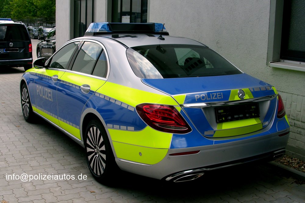 Mercedes E-Klasse Polizeiwagen mit LED-Blaulicht - AUTO BILD